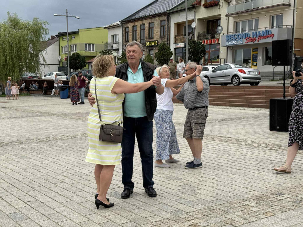 Starachowickie potańcówki na Rynku. Międzypokoleniowa zabawa pełna radości! Zobacz niezapomniane zdjęcia
