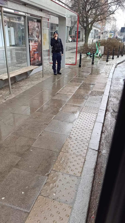 Warszawa. Autobusy miejskie ostrzelane na Marszałkowskiej. Na miejscu policja [ZDJĘCIA]