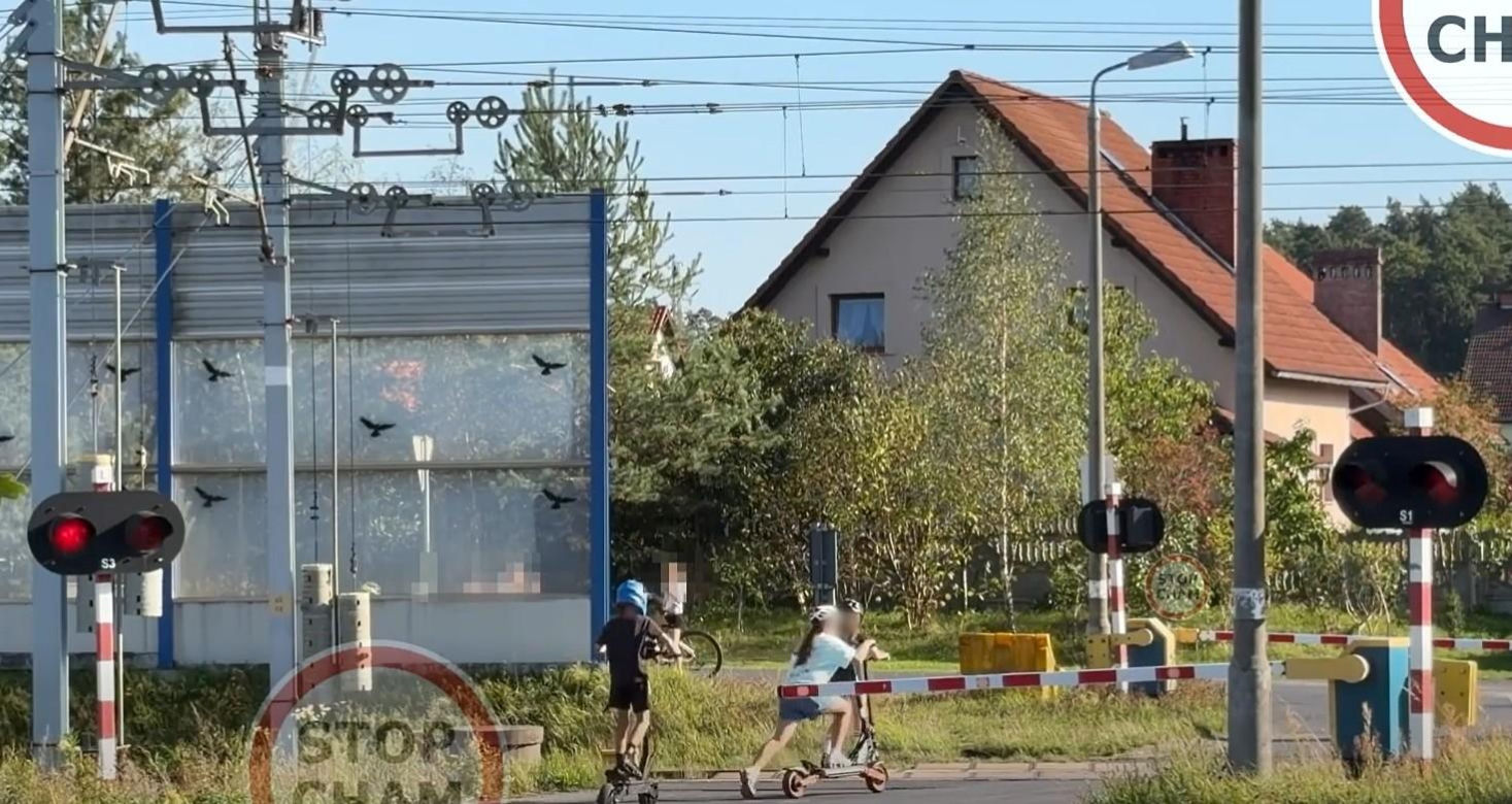 Dzieci na hulajnogach ominęły rogatki. Chwilę później przejechał pociąg [WIDEO]