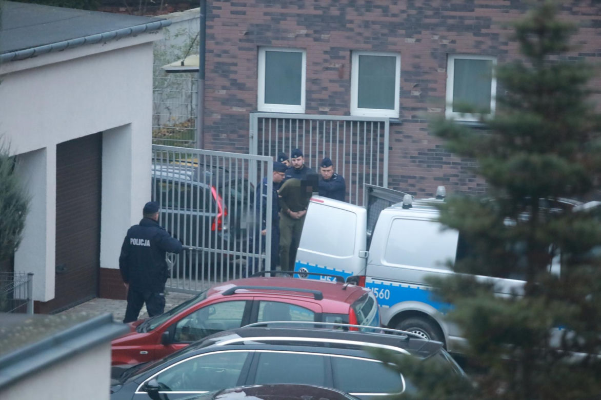 Brutalne morderstwo w Mławie. Odciął swojej siostrze głowę dwoma nożami. Jej ciało znalazły malutkie dzieci