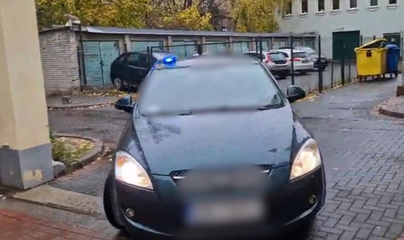 Naćpany kierowca w rękach policji. To on wciągał biały proszek za kierownicą taksówki!