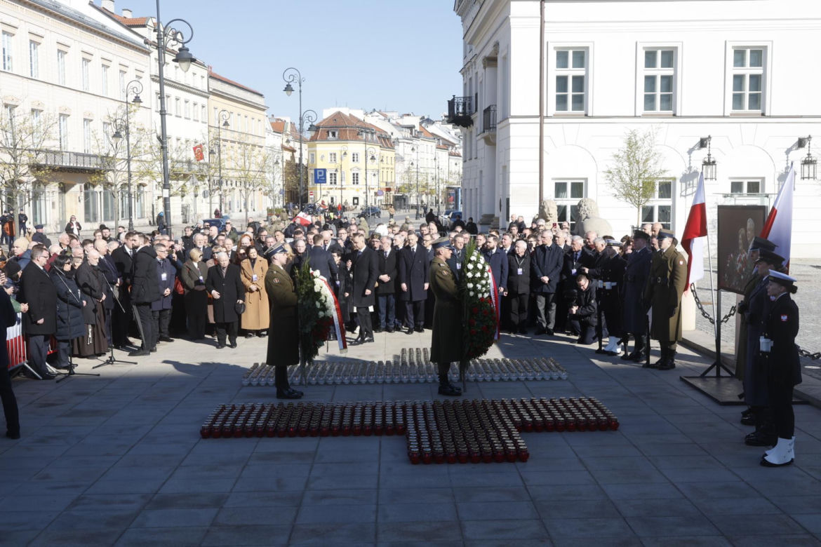 Rocznica katastrofy smoleńskiej. Prezydent Nawrocki uczcił pamięć zmarłych