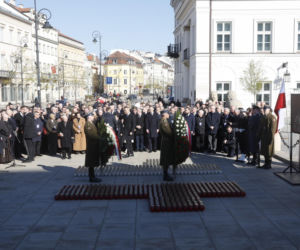 Rocznica katastrofy smoleńskiej. Prezydent Nawrocki uczcił pamięć zmarłych
