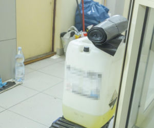 Udało się wejść do zaśmieconego mieszkania na Gocławiu. Wielkie sprzątanie