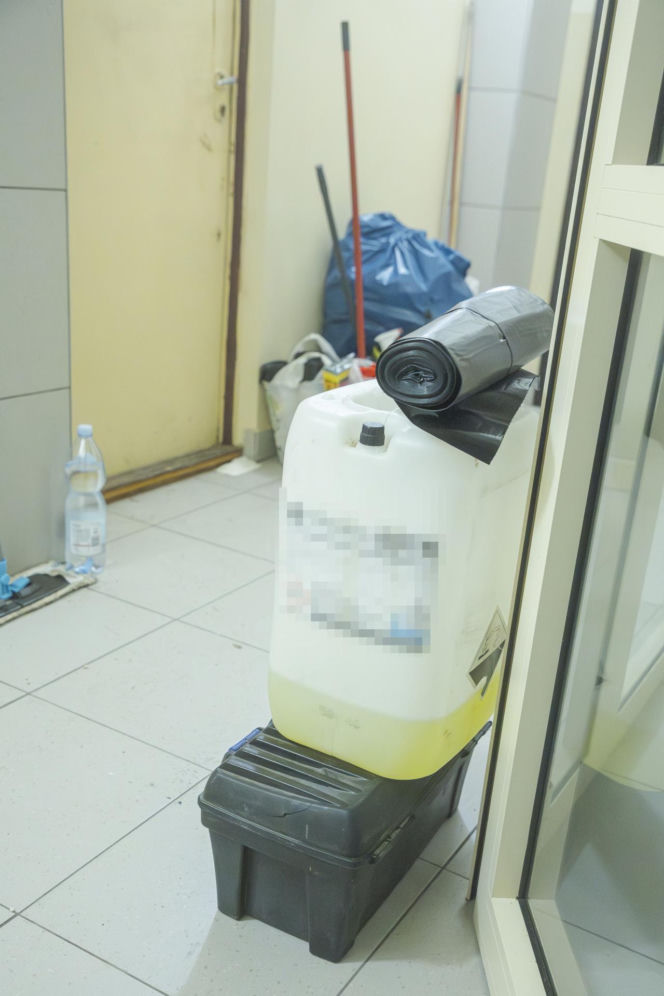 Udało się wejść do zaśmieconego mieszkania na Gocławiu. Wielkie sprzątanie