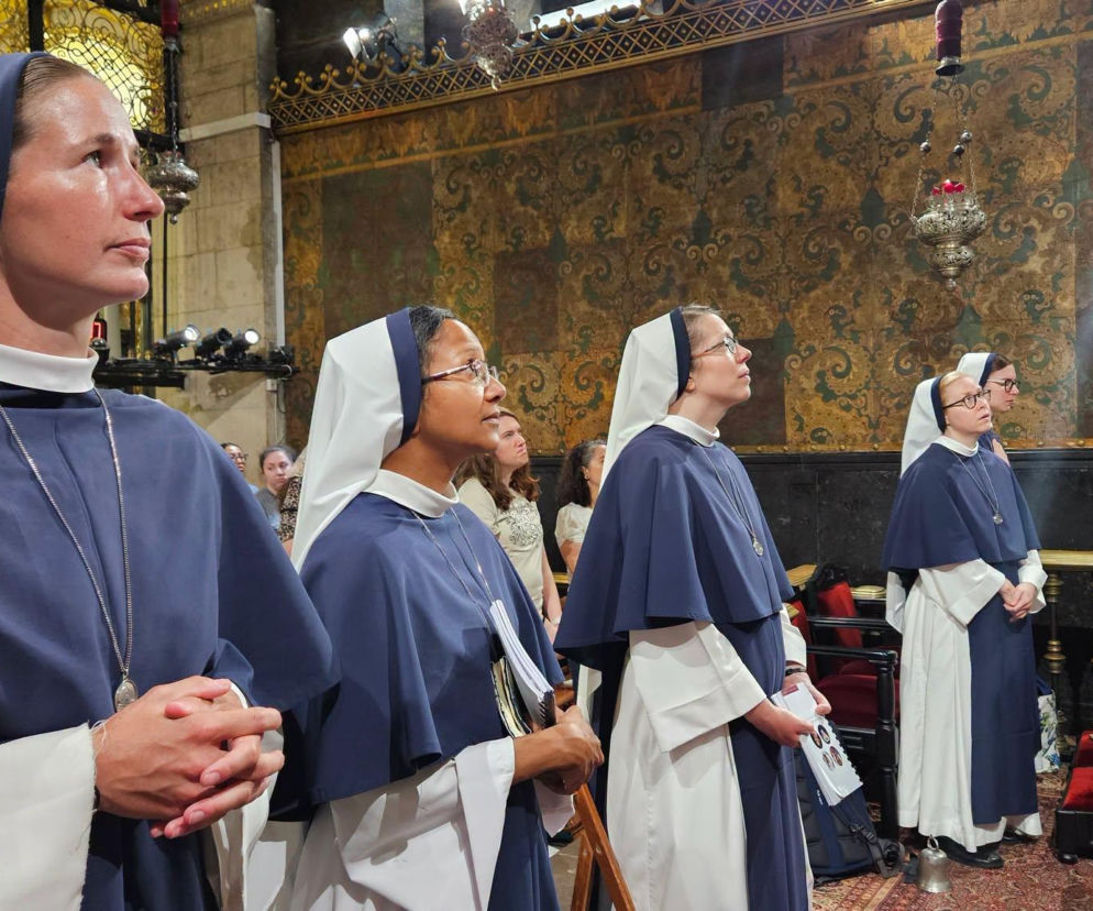 Siostry ze zgromadzenia Sisters of Life modlą się w Kaplicy Matki Bożej na Jasnej Górze. O ich wizycie przeczytasz w Radioplus.