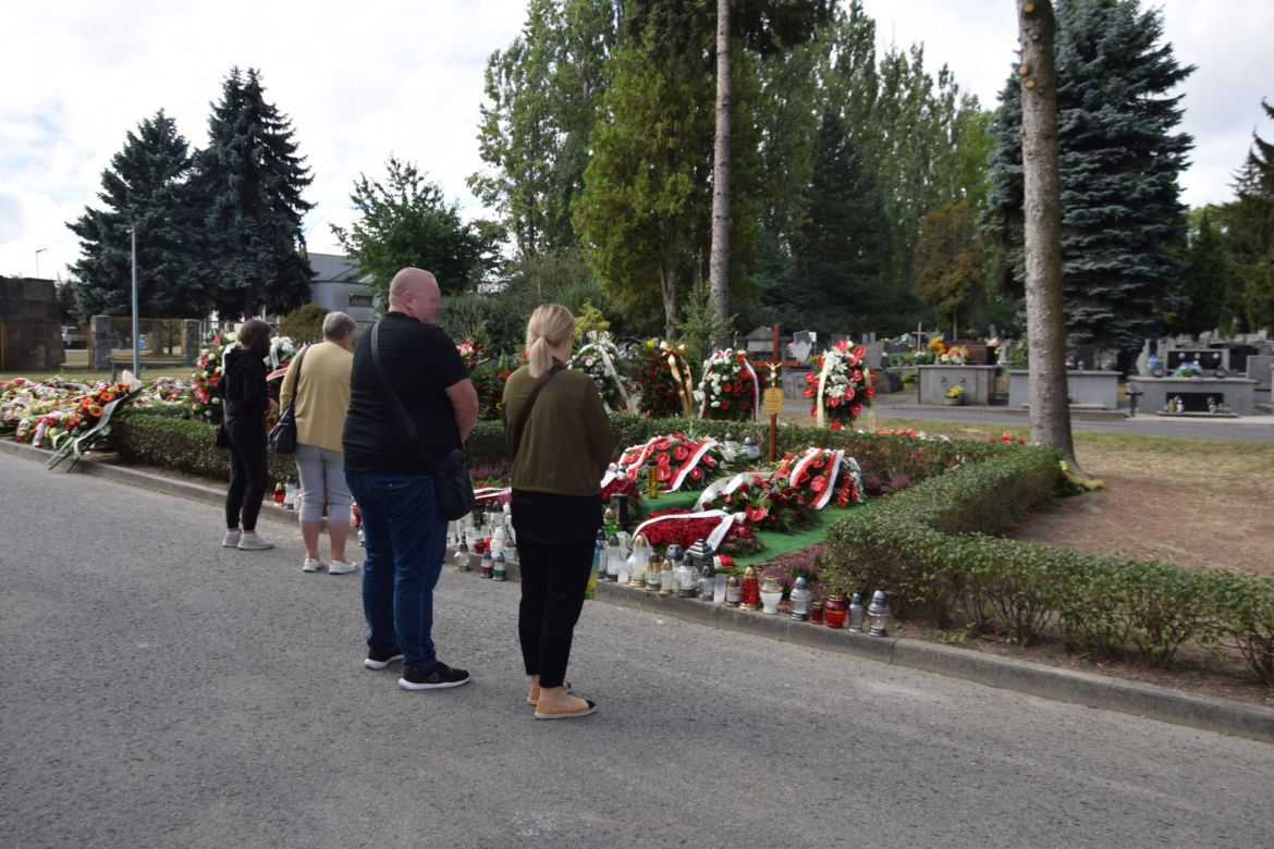 Rzeszowianie tłumnie przychodzą na grób Tadeusza Ferenca
