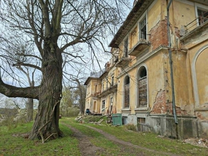 Kiedyś perła, dziś w ruinie. To nie jest zwykły pałac w Świętokrzyskiem (Pałac w Bałtowie)