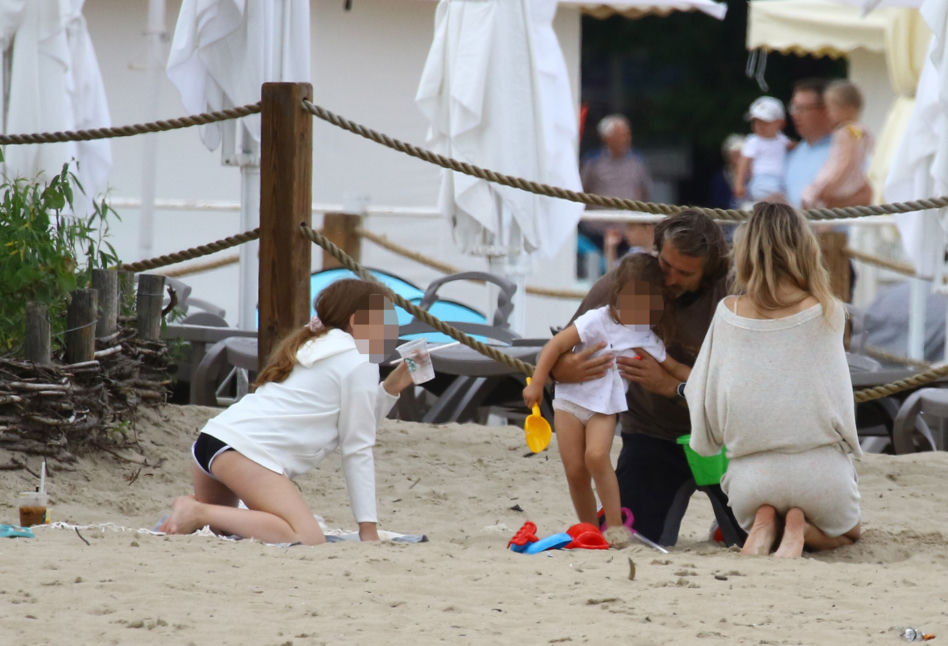 Koroniewska z Dowborem całują się na plaży