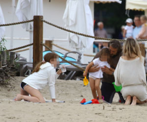 Koroniewska z Dowborem całują się na plaży
