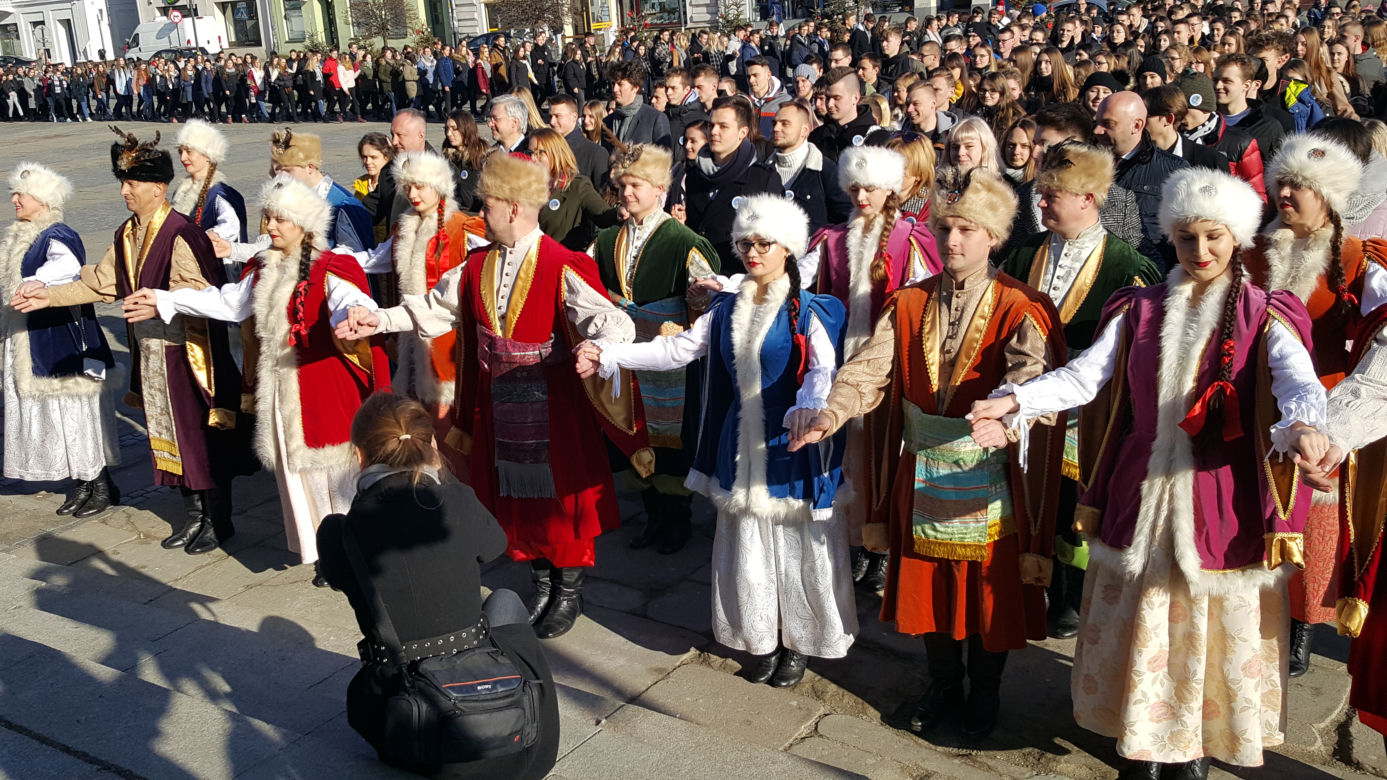 Nowy Sącz: Tak się bawią na 100 dni przed maturą! 500 par zatańczyło poloneza 