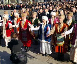 Nowy Sącz: Tak się bawią na 100 dni przed maturą! 500 par zatańczyło poloneza 
