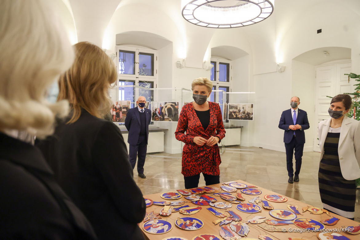 Agata Duda ubiera choinkę