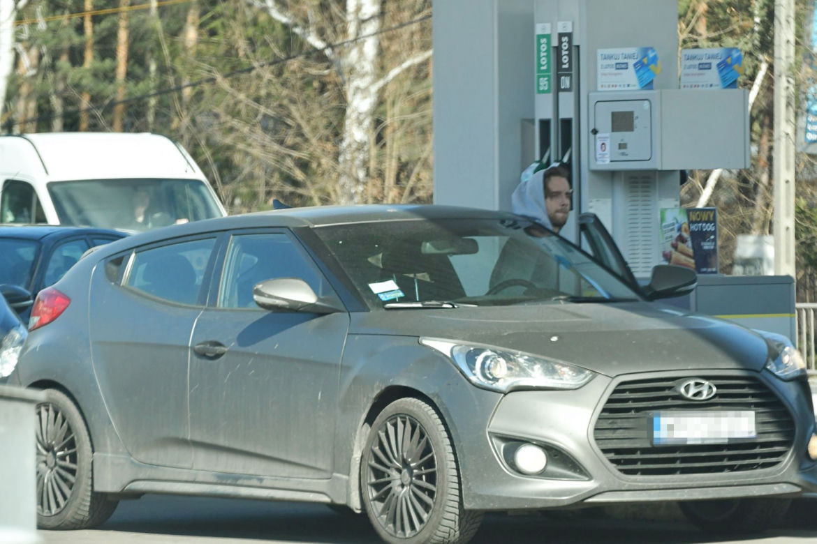 Maciej Musiał tankuje auto. To Hyundai Veloster Turbo