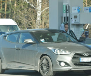 Maciej Musiał tankuje auto. To Hyundai Veloster Turbo
