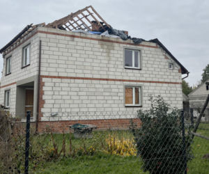 2. Uszkodzony w trakcie wrześniowej inwazji dronów dom w miejscowości Wyryki