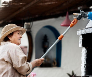 Domowy sposób na zielony nalot na elewacji. Wystarczy zmieszać dwa składniki