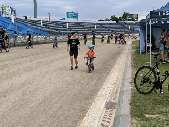 Rowerowa Stolica Polski - kręcili kilometry na stadionie w Lesznie