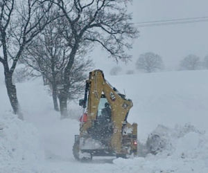 Atak zimy na Warmii i Mazurach. Do akcji wkroczył Black Hawk. Ma strącać śnieg z drzew