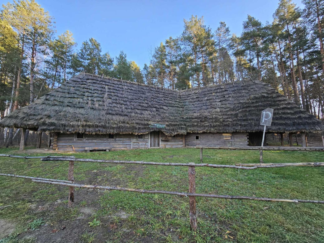 Adamczycha z serialu 1670 znajduje się w Kolbuszowej