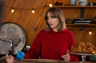 Barwy szczęścia, odcinek 3362: Spokój Renaty kończy się z chwilą, gdy Marcin przyłapuje ją na odbiorze narkotyków od dilera