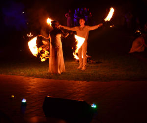 Pokaz fireshow w wykonaniu tancerzy i tancerek Teatru Ognia „Mantra” z Makowa Mazowieckiego