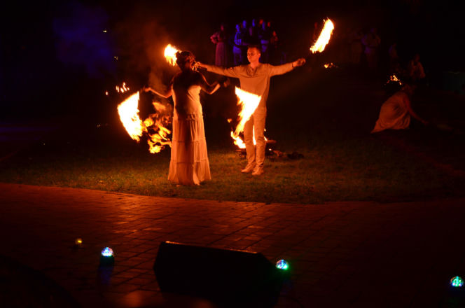 Pokaz fireshow w wykonaniu tancerzy i tancerek Teatru Ognia „Mantra” z Makowa Mazowieckiego