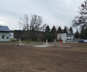 To nie przypadek. Krzyż i zapory przeciwczołgowe na skwerze przy WKU w Lesznie