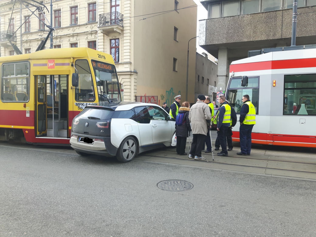 Łódź: BMW wjechało pod tramwaj. POWAŻNE UTRUDNIENIA na Piotrkowskiej przy Piłsudskiego!