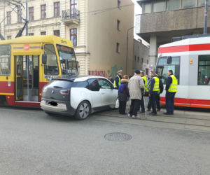 Łódź: BMW wjechało pod tramwaj. POWAŻNE UTRUDNIENIA na Piotrkowskiej przy Piłsudskiego!