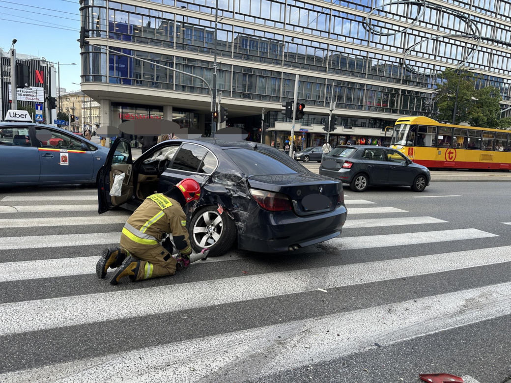 Dramatyczny wypadek w Śródmieściu! Osobówka i autobus roztrzaskane