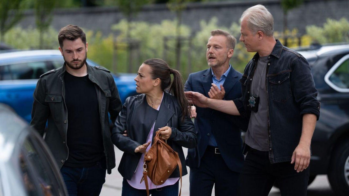M jak miłość odc. 1892. Magda (Anna Mucha), Andrzej Budzyński (Krystian Wieczorek), policjant Przewrocki ( Remigiusz Jankowski)