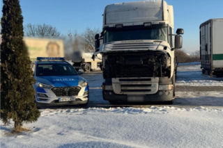 57-latek koczował w zamarzniętej ciężarówce! Mroźna noc na Pomorzu mogła zakończyć się dla niego śmiercią