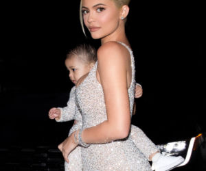 Kylie Jenner z córką, Stormi Webster w drodze na świąteczną kolację do siostry