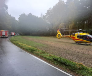Wypadek na granicy dwóch powiatów. Kobieta uderzyła samochodem w drzewo