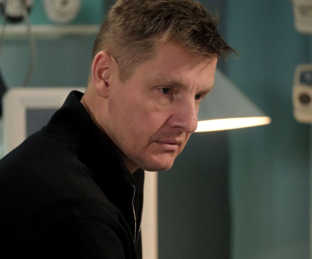 Rafał Mroczek jako Paweł Zduński w czarnej bluzie, z zasmuconą miną, przebywający w szpitalu po próbie samobójczej. Zduński nie chce leczyć depresji po śmierci Franki. Więcej o jego losach w M jak miłość na portalu Super Seriale.