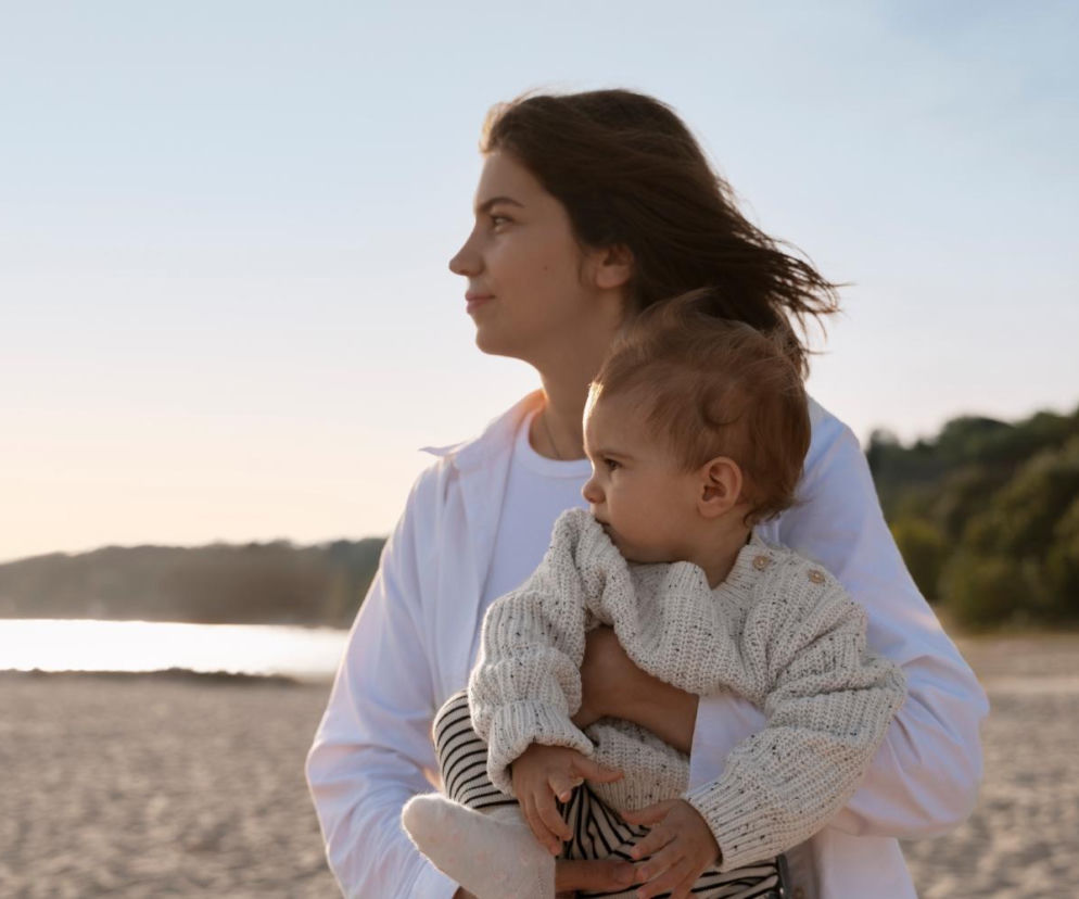 Samotne rodzicielstwo potrafi przytłoczyć. Sprawdź jak poradzić sobie z codzienną logistyką i poczuciem osamotnienia