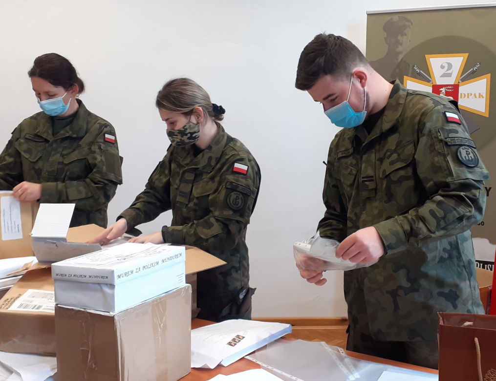 Kartki dla obrońców granic wyruszyły [GALERIA]