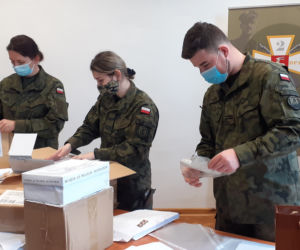 Kartki dla obrońców granic wyruszyły [GALERIA]