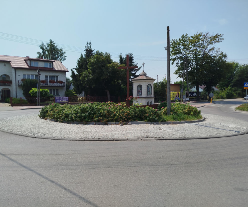 Rondo Starowiejska-Janowska w Siedlcach z kapliczką i krzyżem. O utrudnieniach w ruchu przeczytasz na Eska Siedlce.