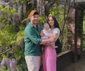 Antoni Królikowski bawi się z córką na śniegu