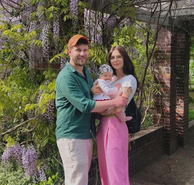 Antoni Królikowski bawi się z córką na śniegu