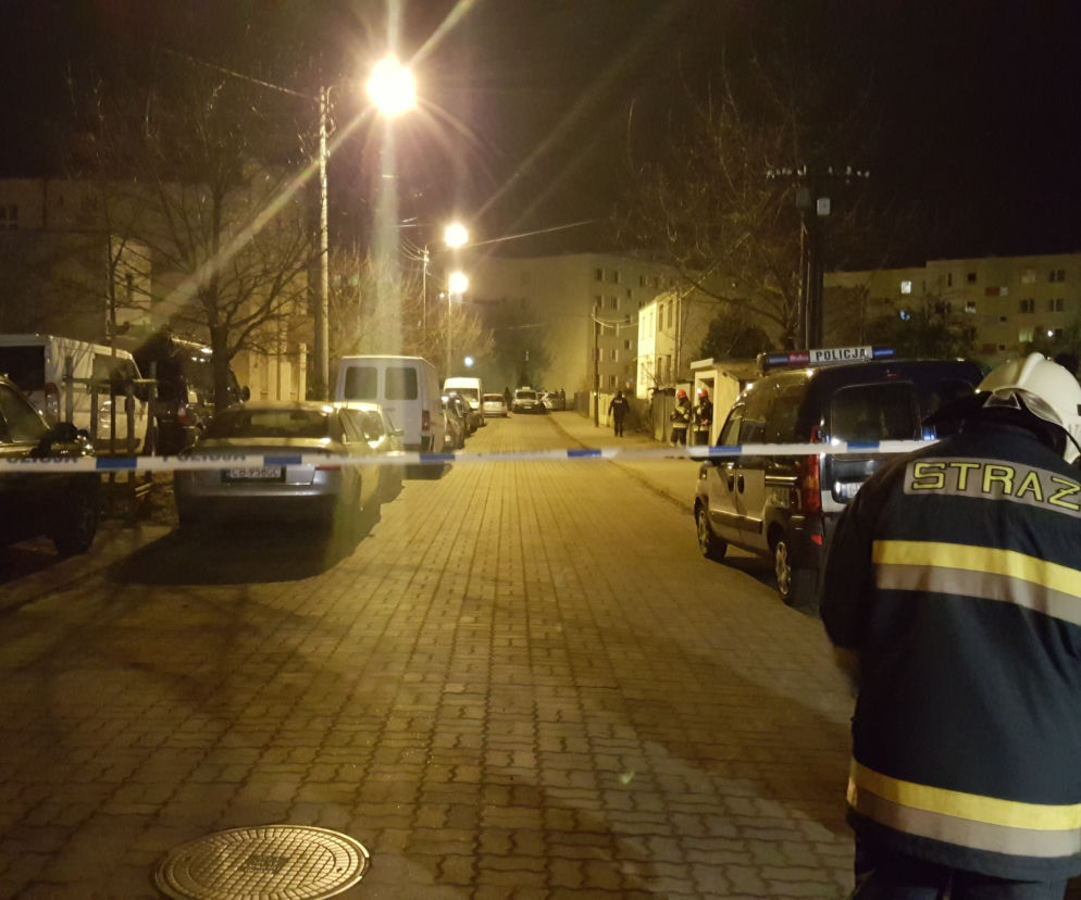 Mężczyzna zamknął się w mieszkaniu i grozi wysadzeniem kamienicy