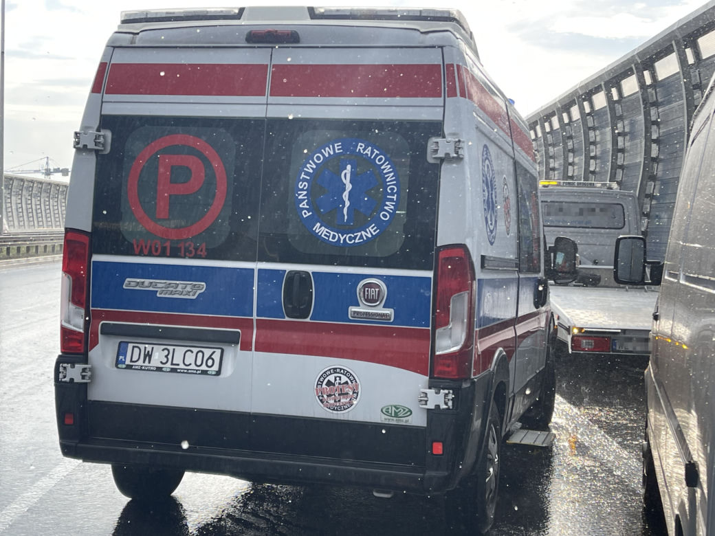 Horror na S8. Zderzyły się dwa samochody osobowe i bus. Jedna osoba została ranna