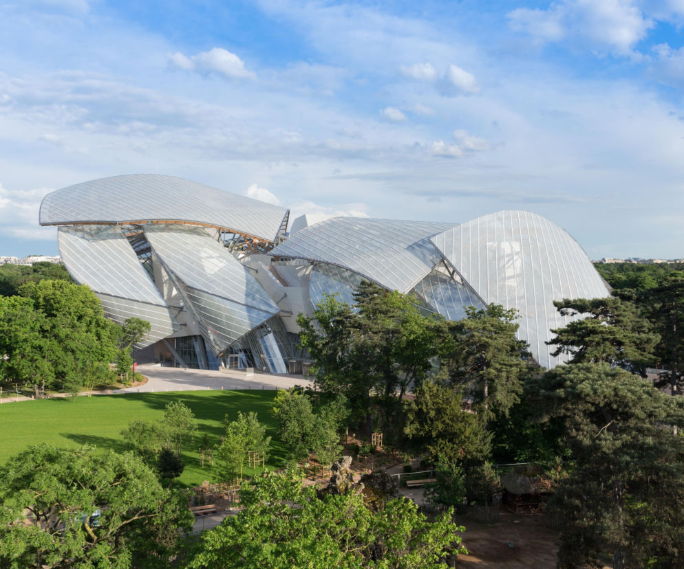 Budynek Fondation Louis Vuitton w Paryżu z charakterystycznymi szklanymi żaglami. O projekcie przeczytasz w Architektura.