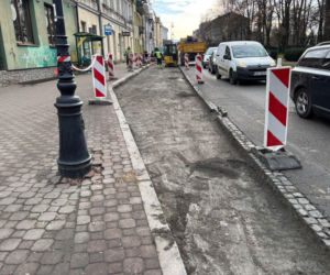 Zamiast asfaltu będzie beton.  Ruszyły remonty kilku zatok autobusowych 