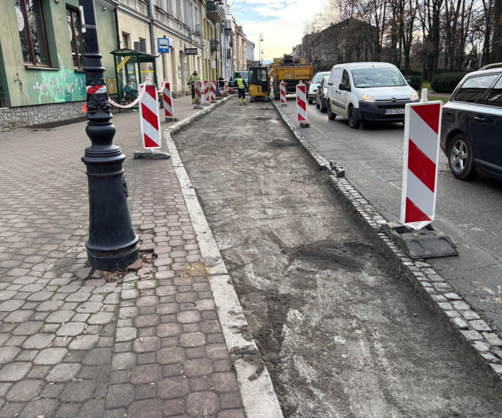 Zamiast asfaltu będzie beton.  Ruszyły remonty kilku zatok autobusowych 
