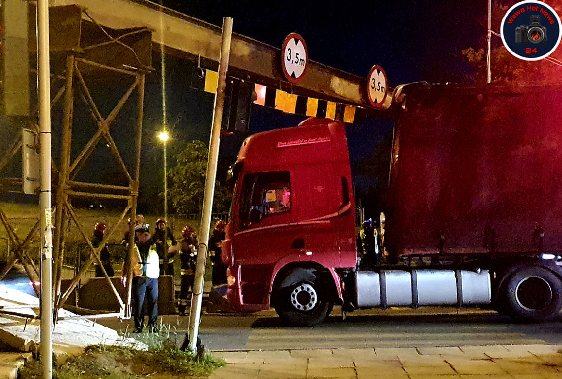 Ciężarówka nie zmieściła się pod wiaduktem
