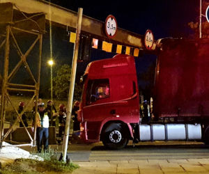 Ciężarówka nie zmieściła się pod wiaduktem
