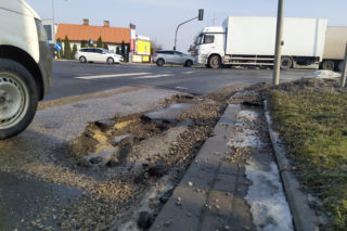 Siedleckie drogi niczym szwajcarski ser – kierowcy narzekają, drogowcy łatają dziury [AUDIO, FOTO]